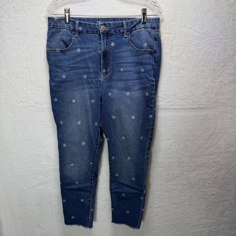 No Boundaries Womens 17 Raw Hem Capri Jeans Daisy Print Floral Medium Wash Denim